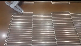 AISI304 Turn Curve Chain Mesh Conveyor Belt Sabuk Kawat Baja Logam Untuk Makanan Pendingin